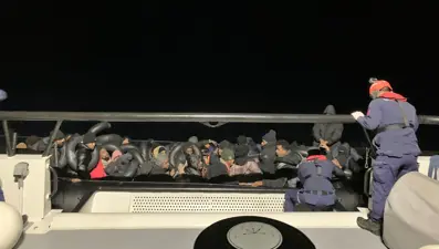 İzmir açıklarında 44 düzensiz göçmen yakalandı, 18 düzensiz göçmen kurtarıldı