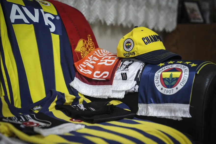 Otizmli gencin futbol sevgisi forma koleksiyonuna dönüştü 3