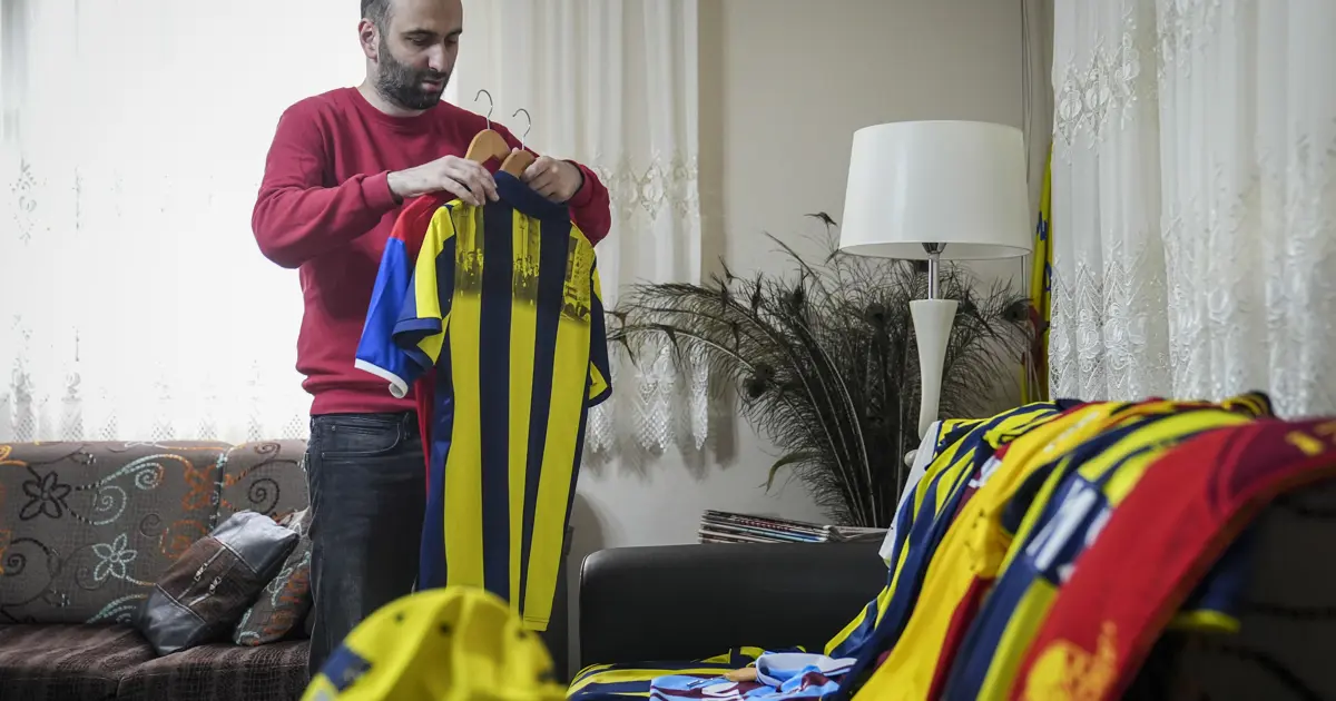 Otizmli gencin futbol sevgisi forma koleksiyonuna dönüştü