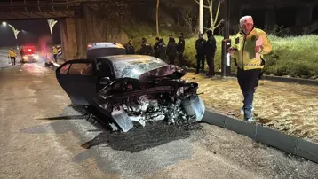 Polisten kaçtı, kaldırıma çarptı. 2 yaralı