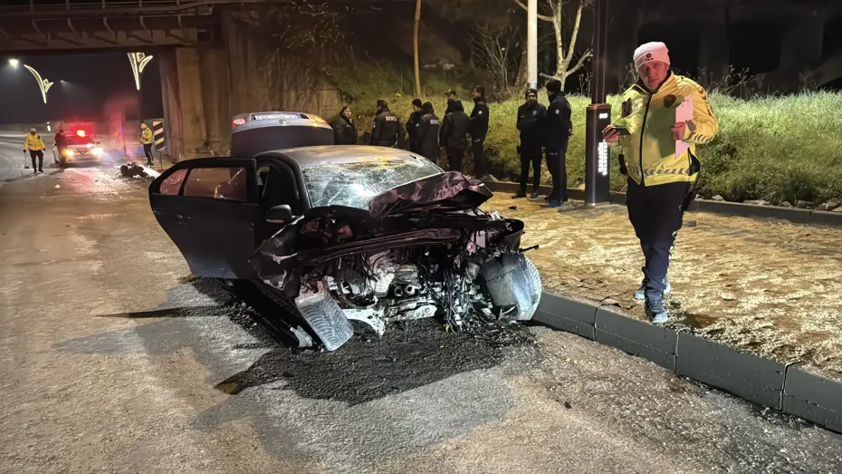 Polisten kaçtı, kaldırıma çarptı. 2 yaralı