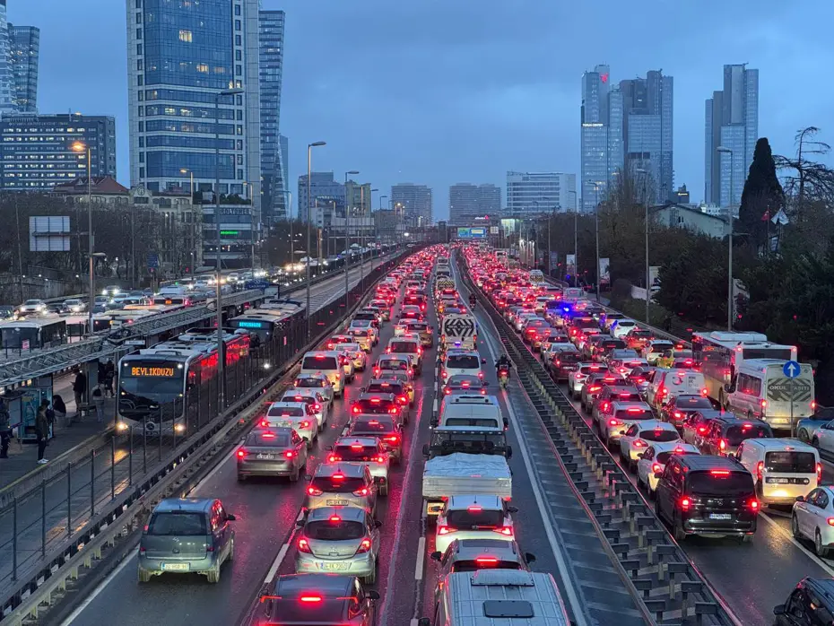 İstanbul'da trafik durma noktasında. Yoğunluk yüzde 90'a ulaştı