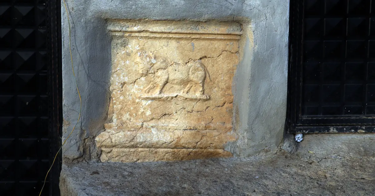 Köyü Zeus tapınağının üstüne kurdular. Her evde tarihi eser var