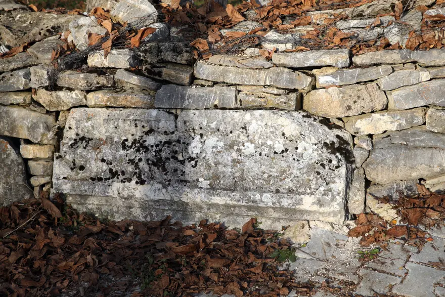 Köyü Zeus tapınağının üstüne kurdular. Her evde tarihi eser var  1