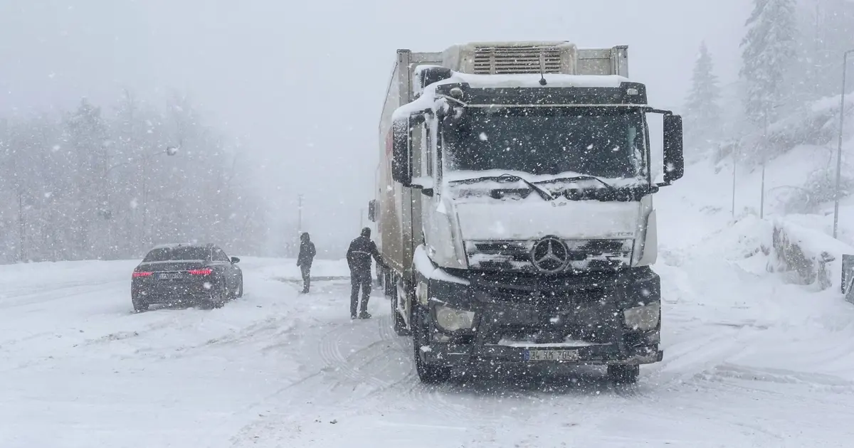 Kar yolları kesti. Yüzlerce köy yolu kapandı