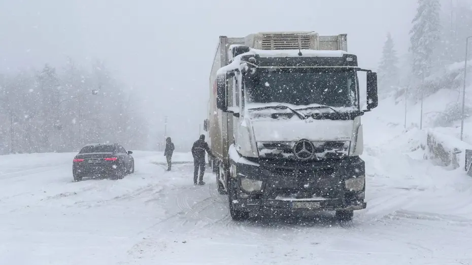 Kar yolları kesti. Yüzlerce köy yolu kapandı
