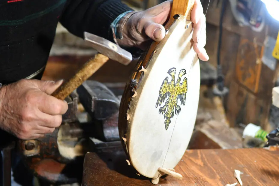 Arnavutların geleneksel müzik aleti lahuta Tiran’da ustası tarafından korunuyor
