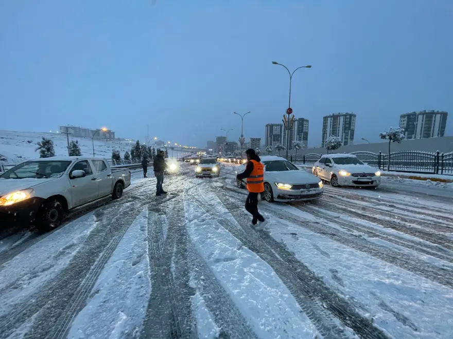 ŞANLIURFA'DA KENT GİRİŞİNDE ULAŞIMA KAR ENGELİ 3