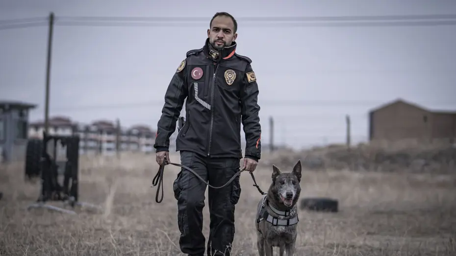 Günde en az 4 saat pratik yapıyor. Melo Türkiye’nin sayılı kadavra köpeklerinden biri