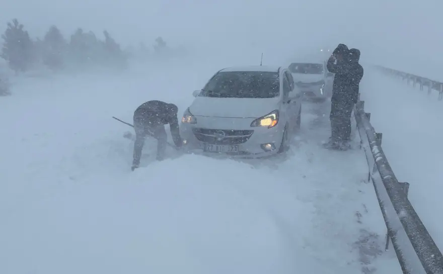 Araçlar kara saplandı, insanlar mahsur kaldı 3