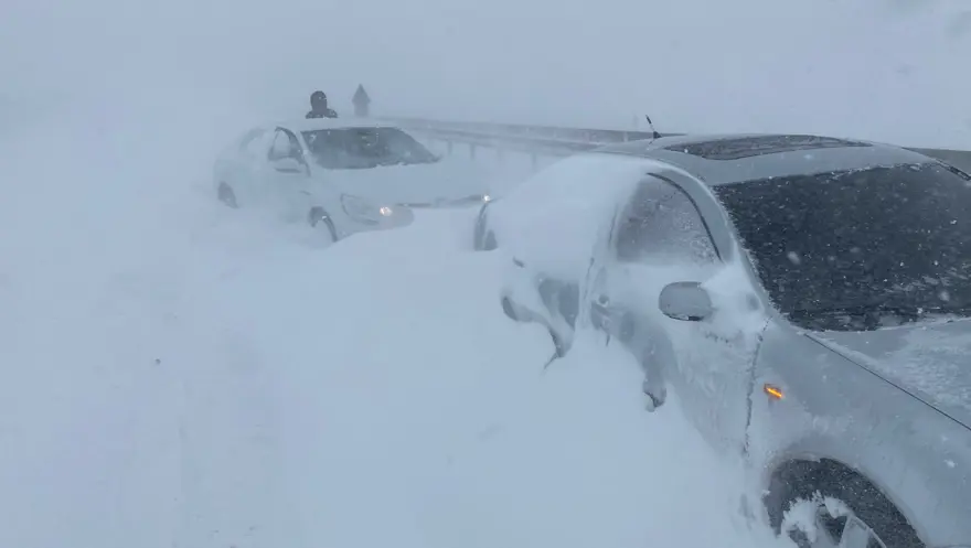 Araçlar kara saplandı, insanlar mahsur kaldı 