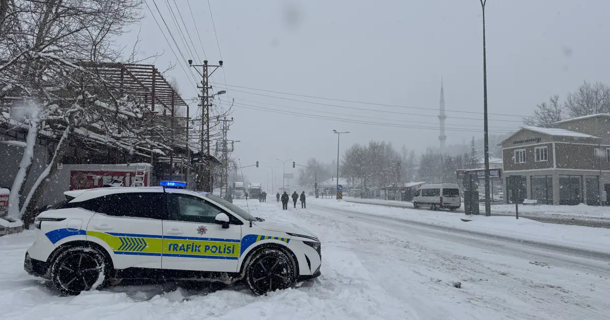 Kar ve tipi bastırdı, karayolu trafiğe kapatıldı