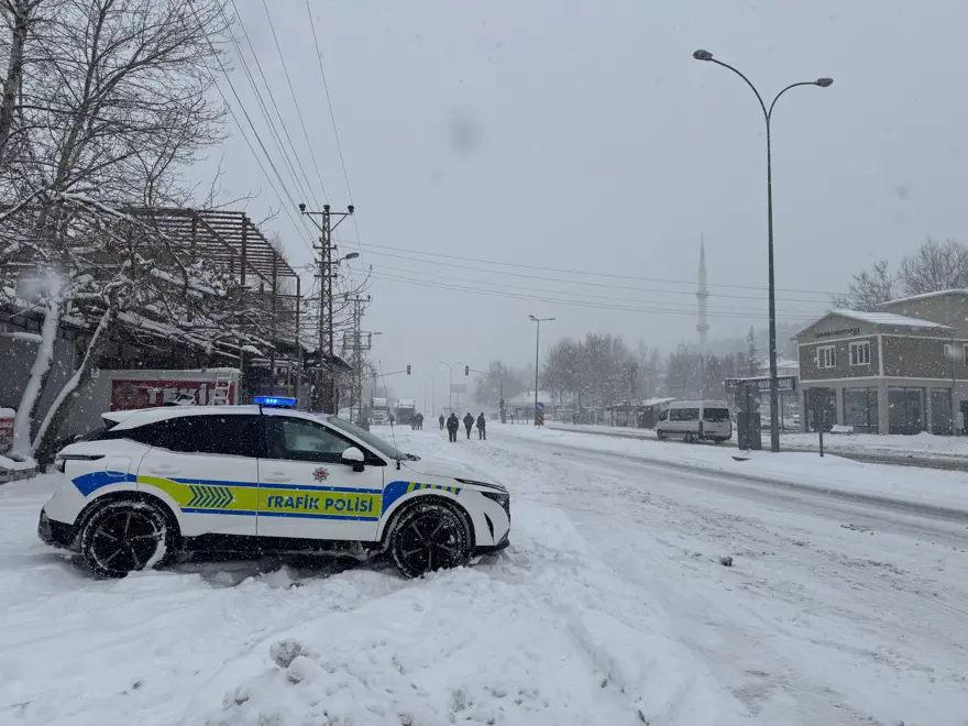 Kar ve tipi bastırdı, karayolu trafiğe kapatıldı 