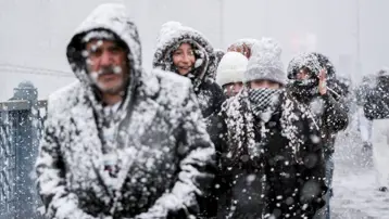 Sıcaklık 4 derece birden düşecek. Kar İstanbul'a dönüyor