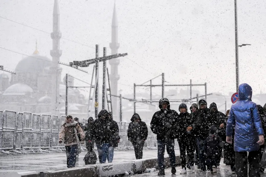 Sıcaklık 4 derece birden düşecek. Kar İstanbul'a dönüyor 1 Sıcaklık 4 derece birden düşecek. Kar İstanbul'a dönüyor 1