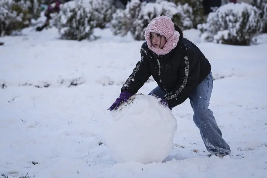 Sıcaklık 4 derece birden düşecek. Kar İstanbul'a dönüyor Sıcaklık 4 derece birden düşecek. Kar İstanbul'a dönüyor