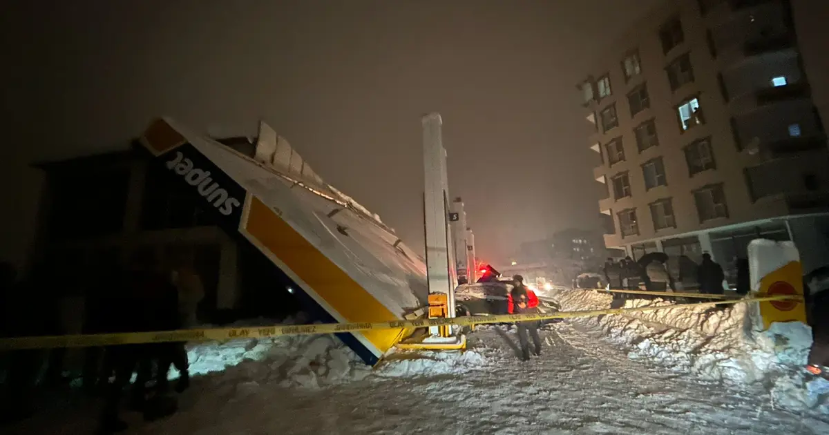 Hakkari'de akaryakıt istasyonunun çatısının çökmesi sonucu 8 kişi yaralandı