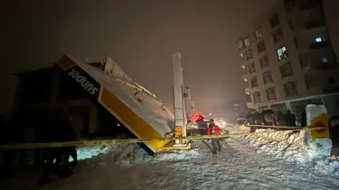Hakkari'de akaryakıt istasyonunun çatısının çökmesi sonucu 8 kişi yaralandı