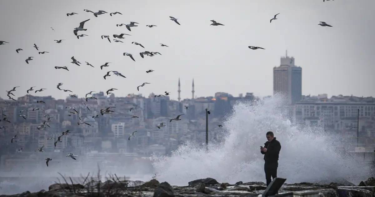 İstanbul'da fırtına ve yağış. Şehir Hatları'nın seferleri iptal