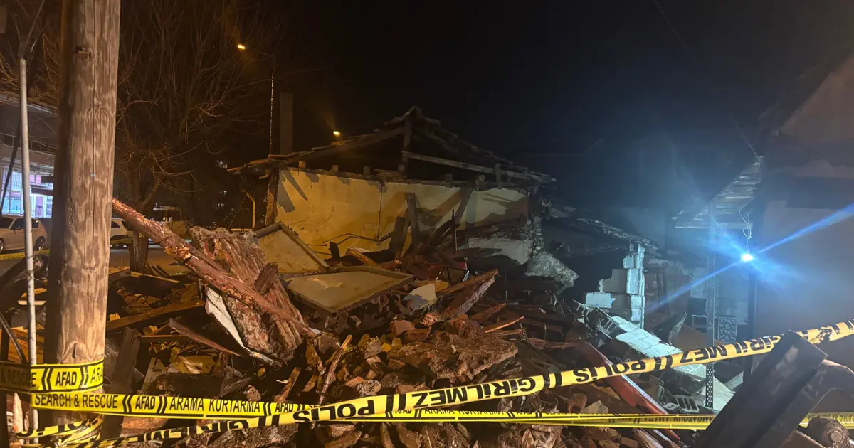 Edirne'de metruk bina çöktü, mahsur kalan 5 kişi kurtarıldı