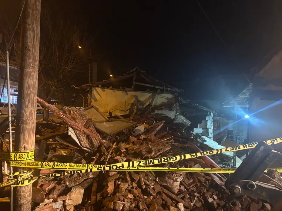 Edirne'de metruk bina çöktü, mahsur kalan 5 kişi kurtarıldı 