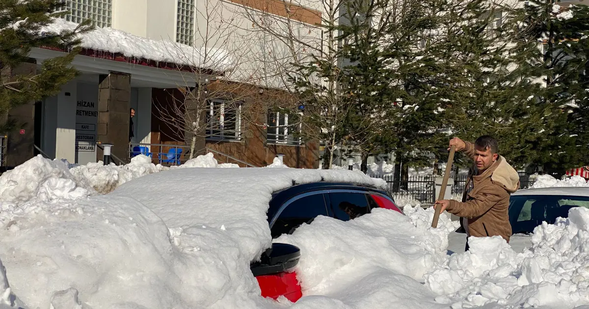 İlçe kara gömüldü! Kar bitti, araba bulma mesaisi başladı