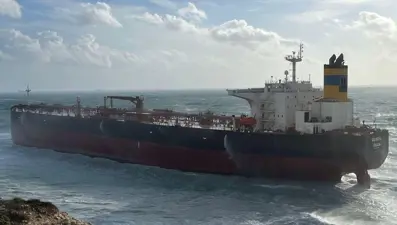 Bozcaada'da tanker fırtına nedeniyle karaya oturdu