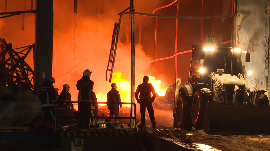 Alanya'da klima deposu alevlere teslim oldu