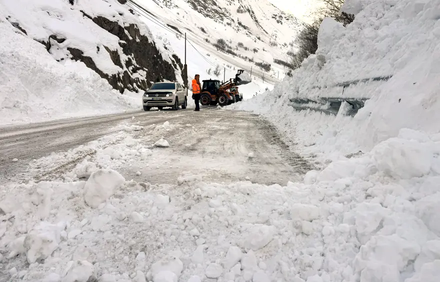 Kar kalınlığı 1,5 metreyi buldu. Yüzlerce yol ulaşıma kapandı 