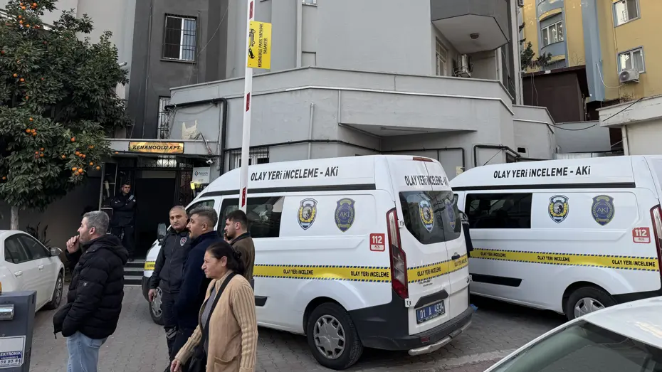 Evini teslim etmediğini öne sürdüğü müteahhidin oğlunu öldürdü