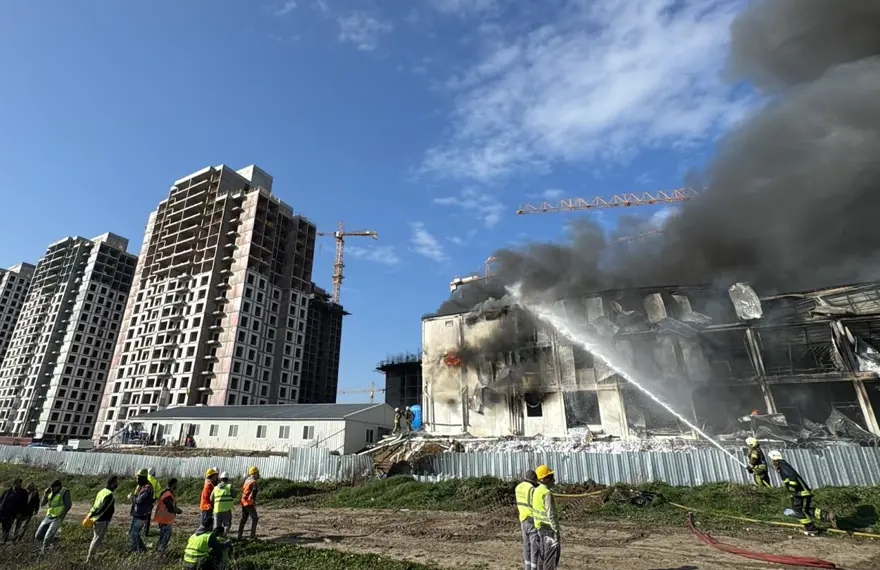 Esenyurt'ta işçi konteynerleri alev alev yandı 2