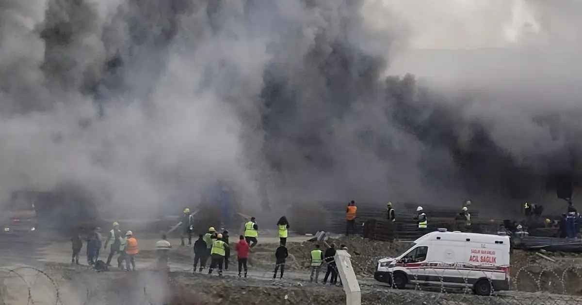 Esenyurt'ta işçi konteynerleri alev alev yandı