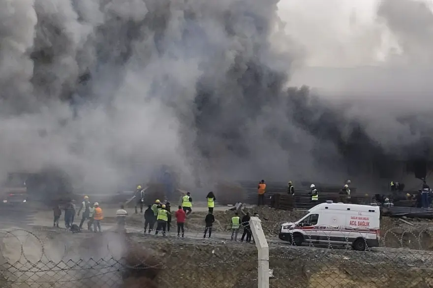Esenyurt'ta işçi konteynerleri alev alev yandı 