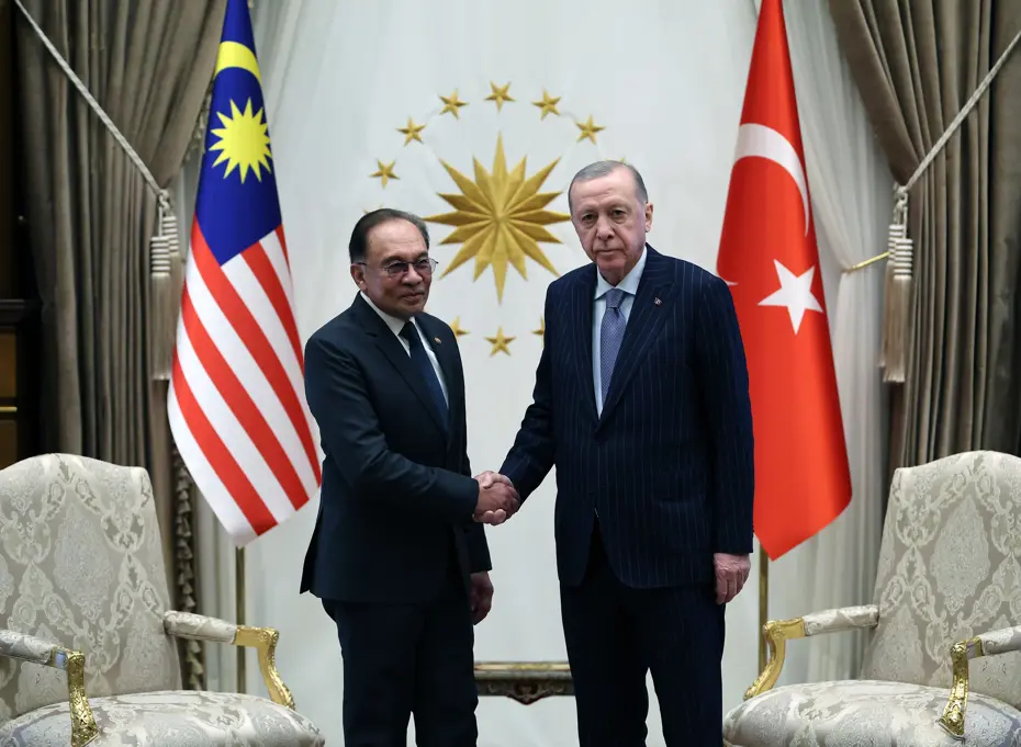 Malezya Başbakanı İbrahim’den Cumhurbaşkanı Erdoğan’a övgü. “Liderliğinize imreniyoruz”