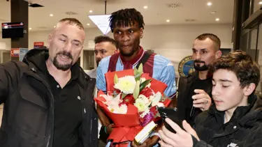 Dev stoper Süper Lig'e geldi, 4,5 yıllık imzayı attı: "Gelmeden önce onunla görüştüm"