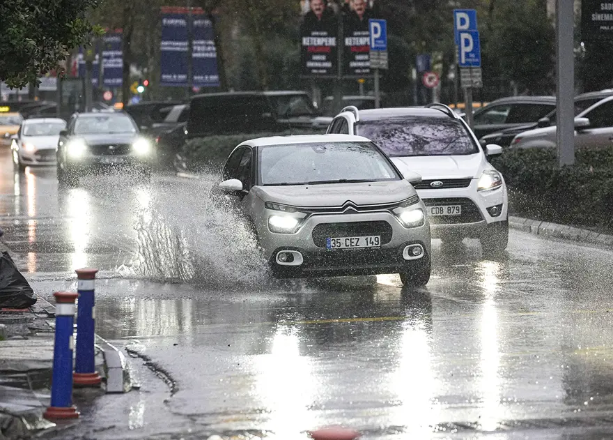 İZMİR'DE SAĞANAK ETKİLİ OLDU 14