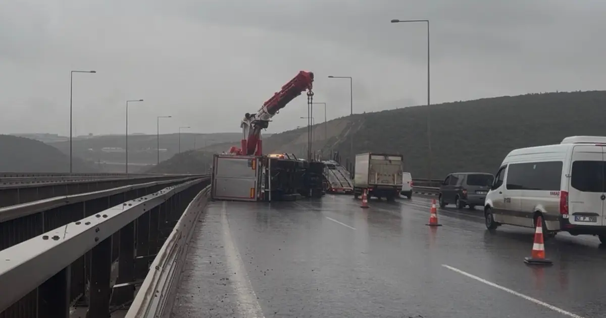 Şiddetli fırtına kamyon ve tırları devirdi. O anlar yol kamerasına yansıdı