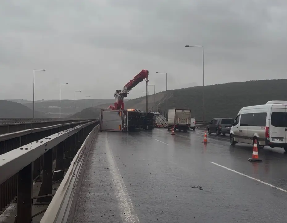 Şiddetli fırtına kamyon ve tırları devirdi. O anlar yol kamerasına yansıdı