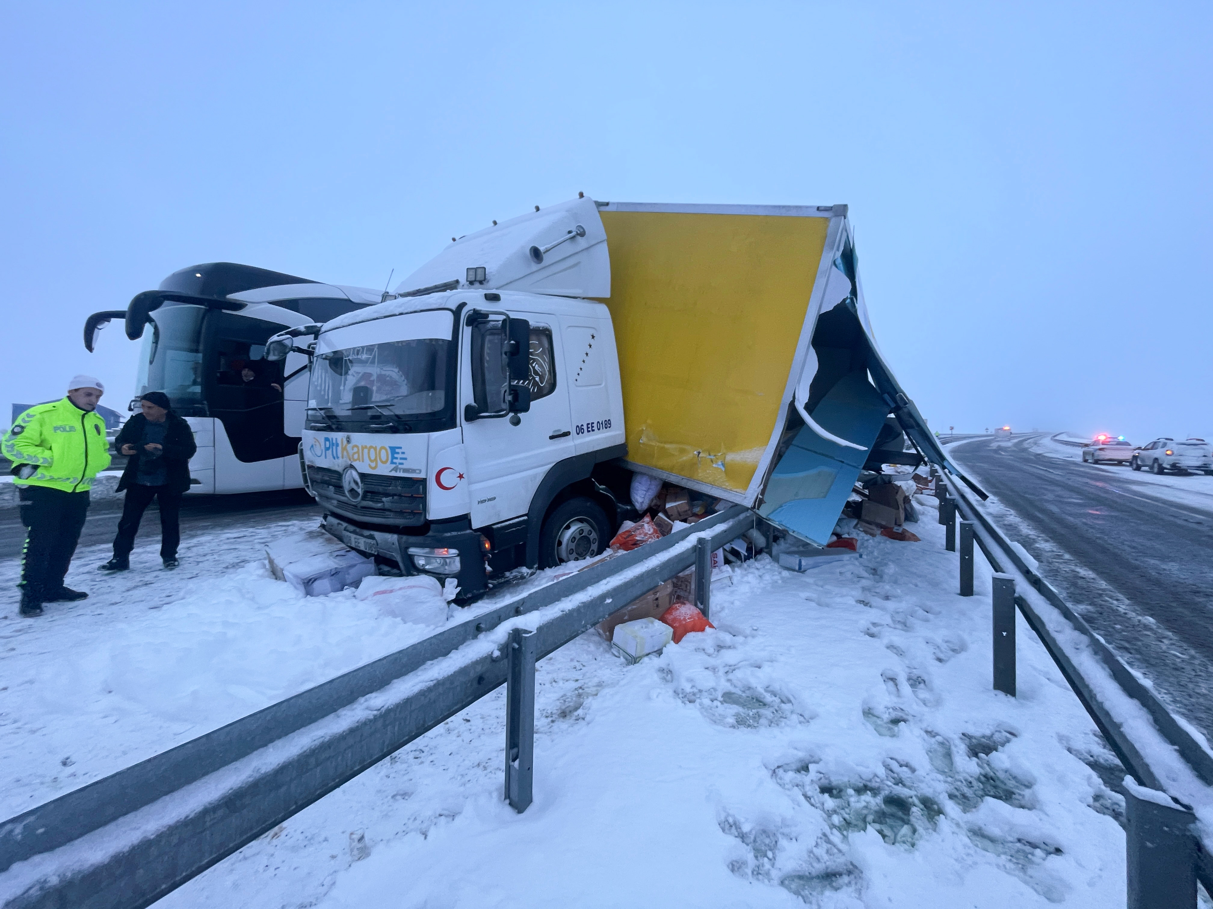 Kars'ta yolcu otobüsünün kamyona çarptığı kazada 9 kişi yaralandı
