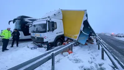 Kars'ta yolcu otobüsünün kamyona çarptığı kazada 9 kişi yaralandı
