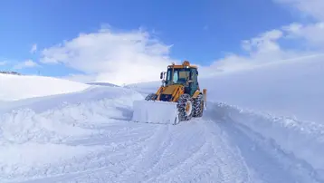Kar kalınlığı 1,5 metreyi buldu. Yüzlerce yol ulaşıma kapandı