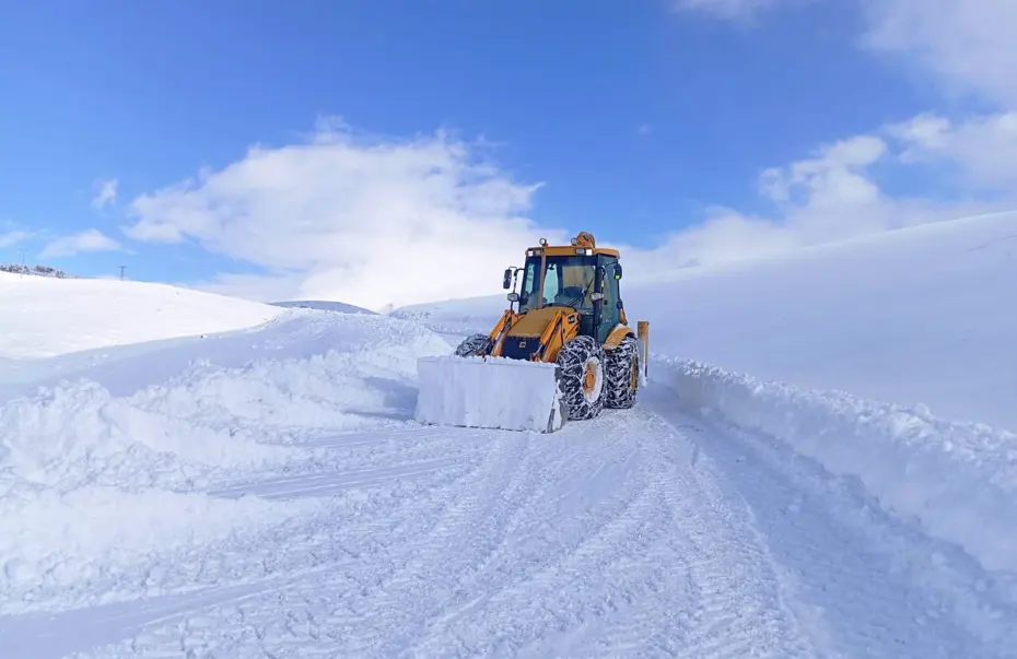 Kar kalınlığı 1,5 metreyi buldu. Yüzlerce yol ulaşıma kapandı
