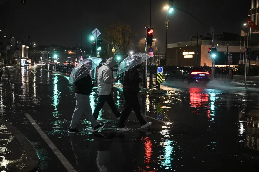 İstanbul'da sağanak ve fırtına. Ev ve iş yerlerini su bastı, caddeler suyla doldu 2