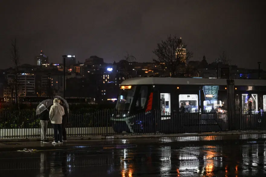 İSTANBUL'DA GECEDEN ÖĞLEYE SAĞANAK GEÇİŞİ UYARISI 2