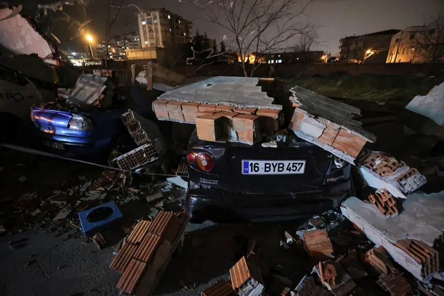 Bursa'da lodos duvarı devirdi, altında kalan 10 araç hurdaya döndü 1