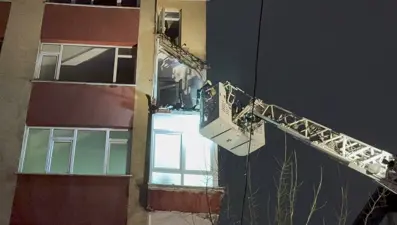 Gece yarısı kabus gibi anlar. 2 balkon kendiliğinden çöktü