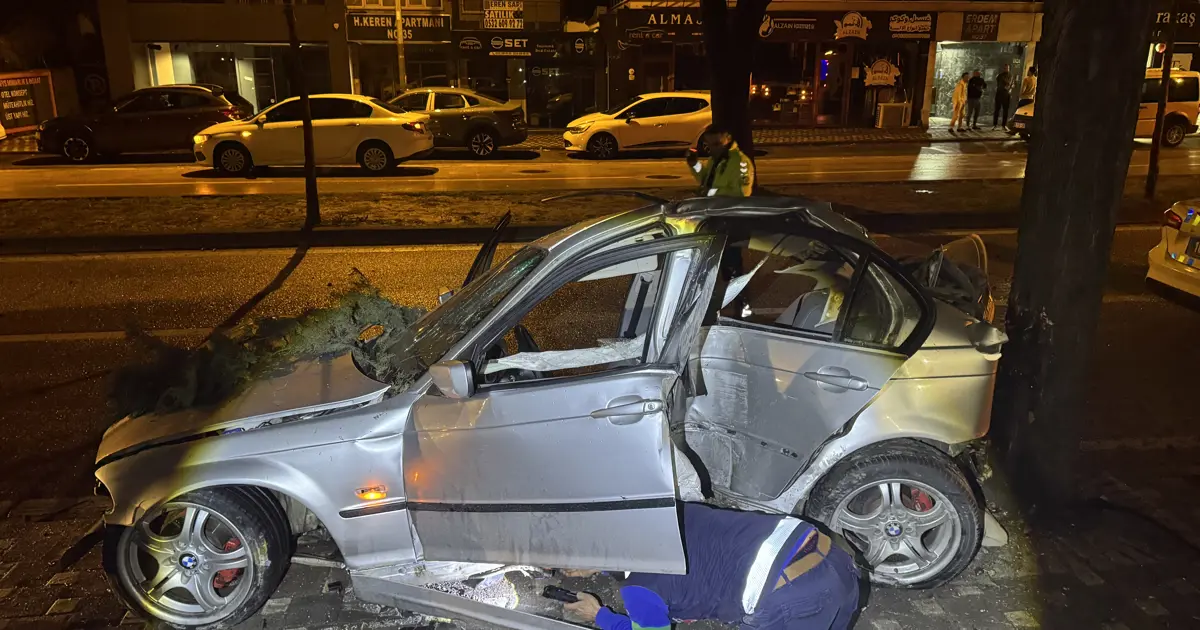 Bursa'da feci kaza. Ağaca çarpan araçta 2 ağır yaralı