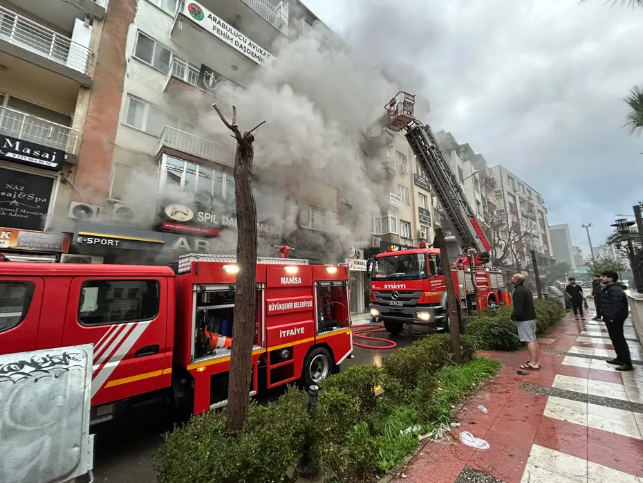 Manisa’da yangın paniği: Beş kişi hastaneye kaldırıldı