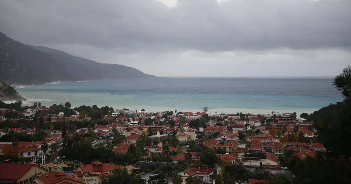 Kuvvetli sağanak denizin rengini değiştirdi