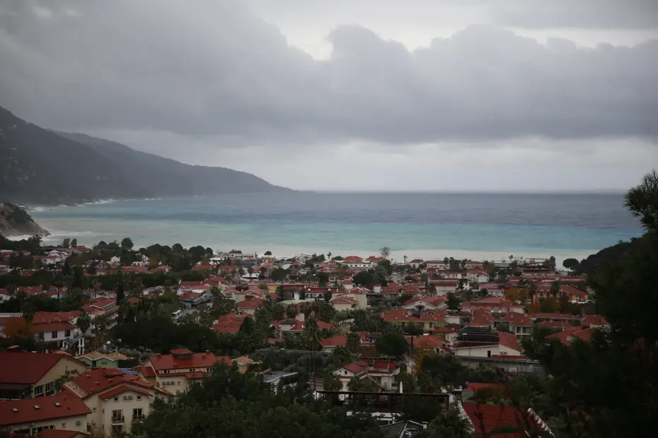 Kuvvetli sağanak denizin rengini değiştirdi